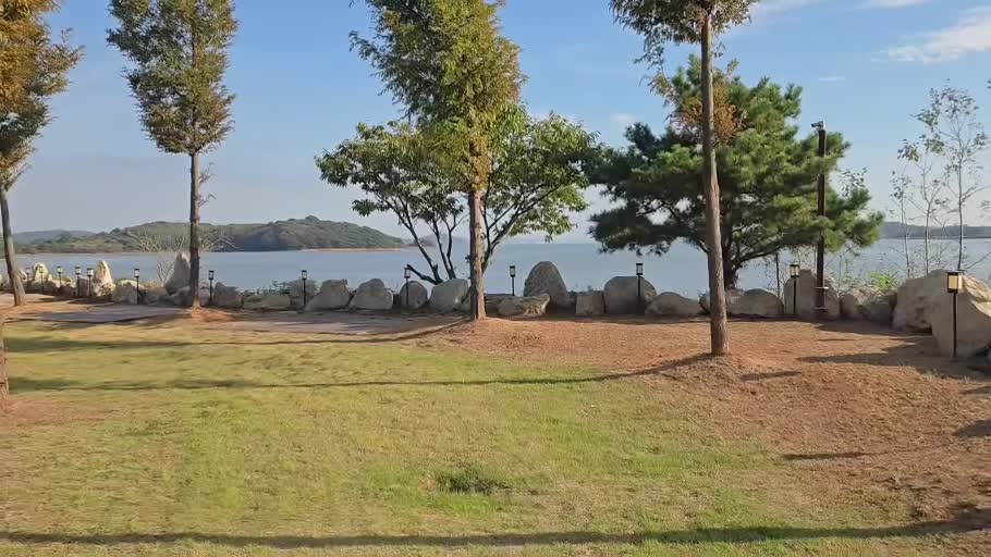 잔디에서 바라본 바다